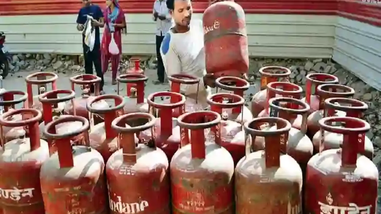 LPG Price Hike: त्यौहारों से पहले महंगा हुआ LPG गैस सिलेंडर, जानें किस शहर में कितने बढ़ें दाम