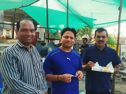 अलग अंदाज में दिखे प्रदेश अध्यक्ष VD शर्मा, चौराहे पर खाए पोहे, बैलगाड़ी भी चलाई, देखें वीडियो