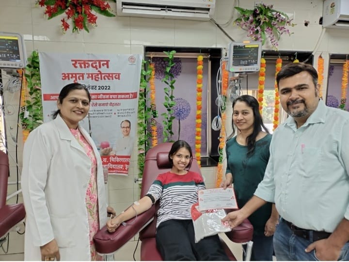 Indore : शहर के दीपक विभाकर नाईक 132 से ज्यादा बार कर चुके ब्लड डोनेट, घर से लेकर हर चीज पर है डोनेशन के मैसेज
