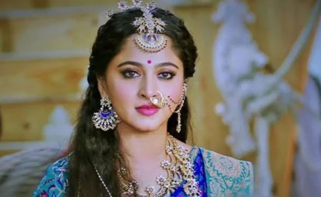 बाहुबली की देवसेना अनुष्का शेट्टी की लेटेस्ट फोटो देख फैंस हुए हैरान, बदल गया एक्ट्रेस का पूरा लुक