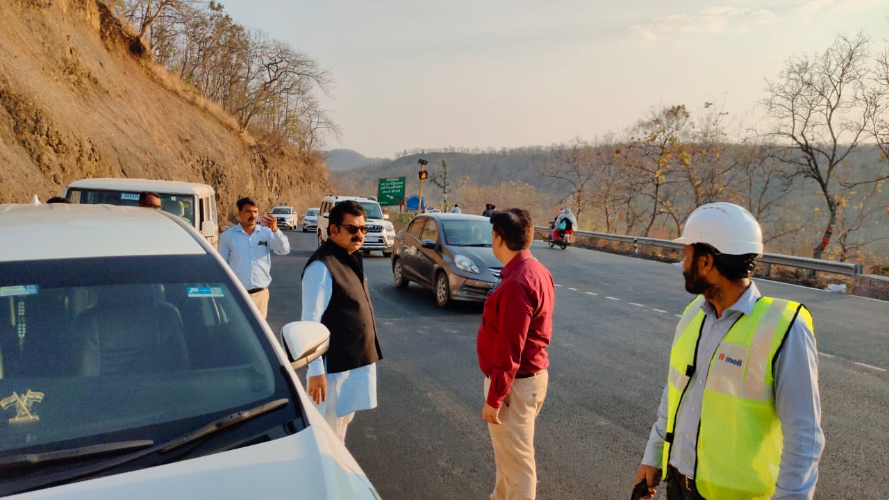 इंदौर-खंडवा रोड के ब्लैक स्पॉट का सांसद शंकर लालवानी ने किया निरीक्षण, अधिकारियों को दिए सख्त निर्देश