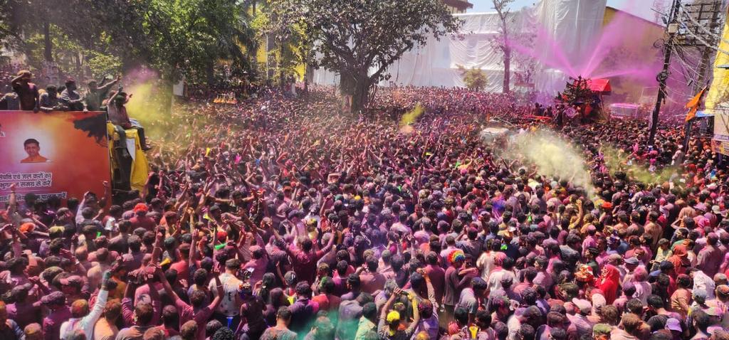 ऐतिहासिक रंगपंचमी की गेर में तीन हजार से ज्यादा पुलिस बल तैनात, बोरिंग मशीन से उड़ाया जा रहा गुलाल