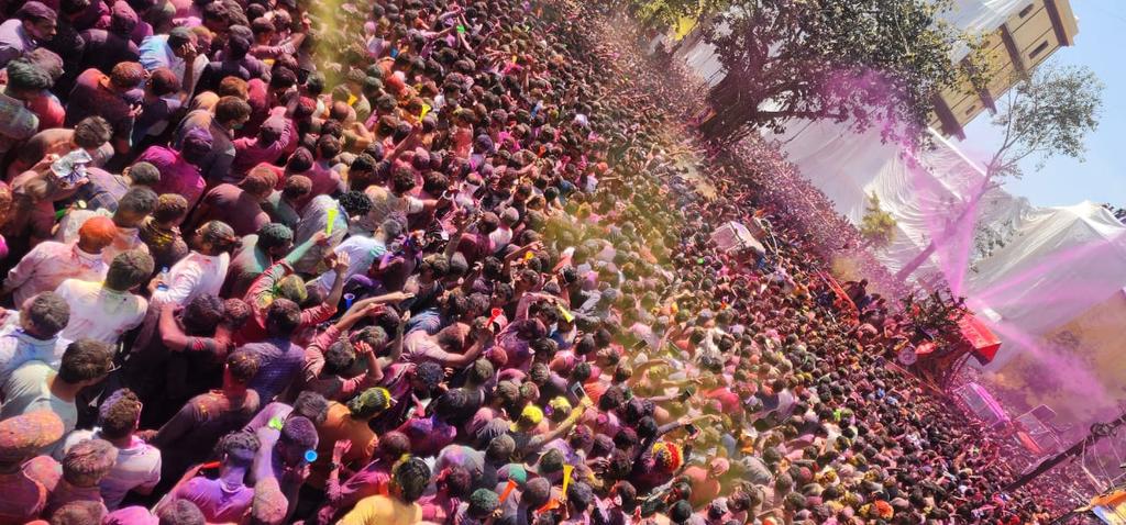 ऐतिहासिक रंगपंचमी की गेर में तीन हजार से ज्यादा पुलिस बल तैनात, बोरिंग मशीन से उड़ाया जा रहा गुलाल