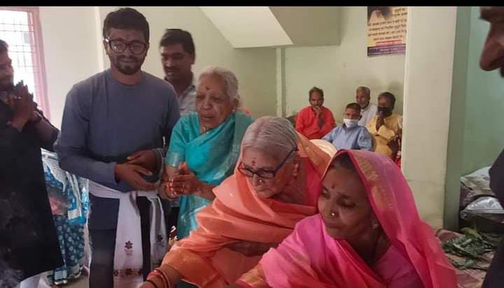 जिन अज्ञात बुजुर्गो का नही कोई सहारा, उनके सहारा बने यश प्रेरणा पाराशर, शहर के आला आधिकारी, और अन्य वर्ग के लोग करते हैं निराश्रित आश्रम में मदद