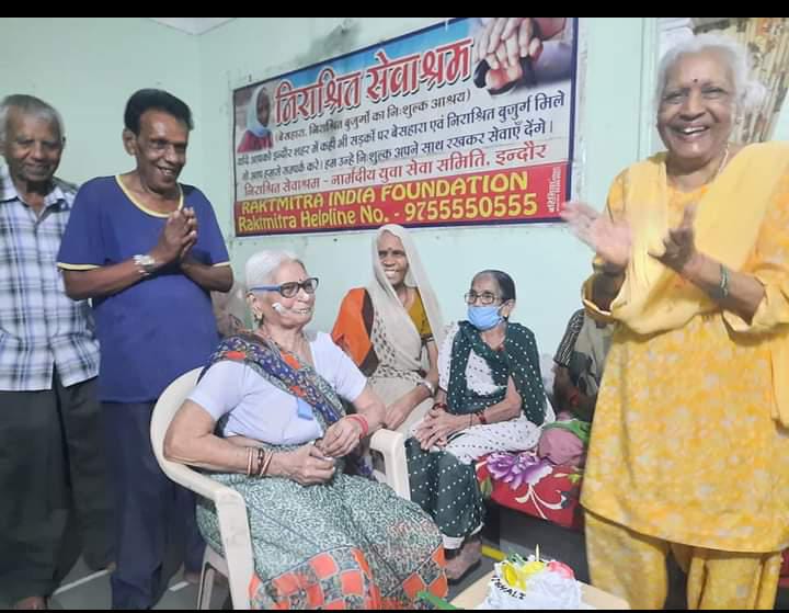 जिन अज्ञात बुजुर्गो का नही कोई सहारा, उनके सहारा बने यश प्रेरणा पाराशर, शहर के आला आधिकारी, और अन्य वर्ग के लोग करते हैं निराश्रित आश्रम में मदद