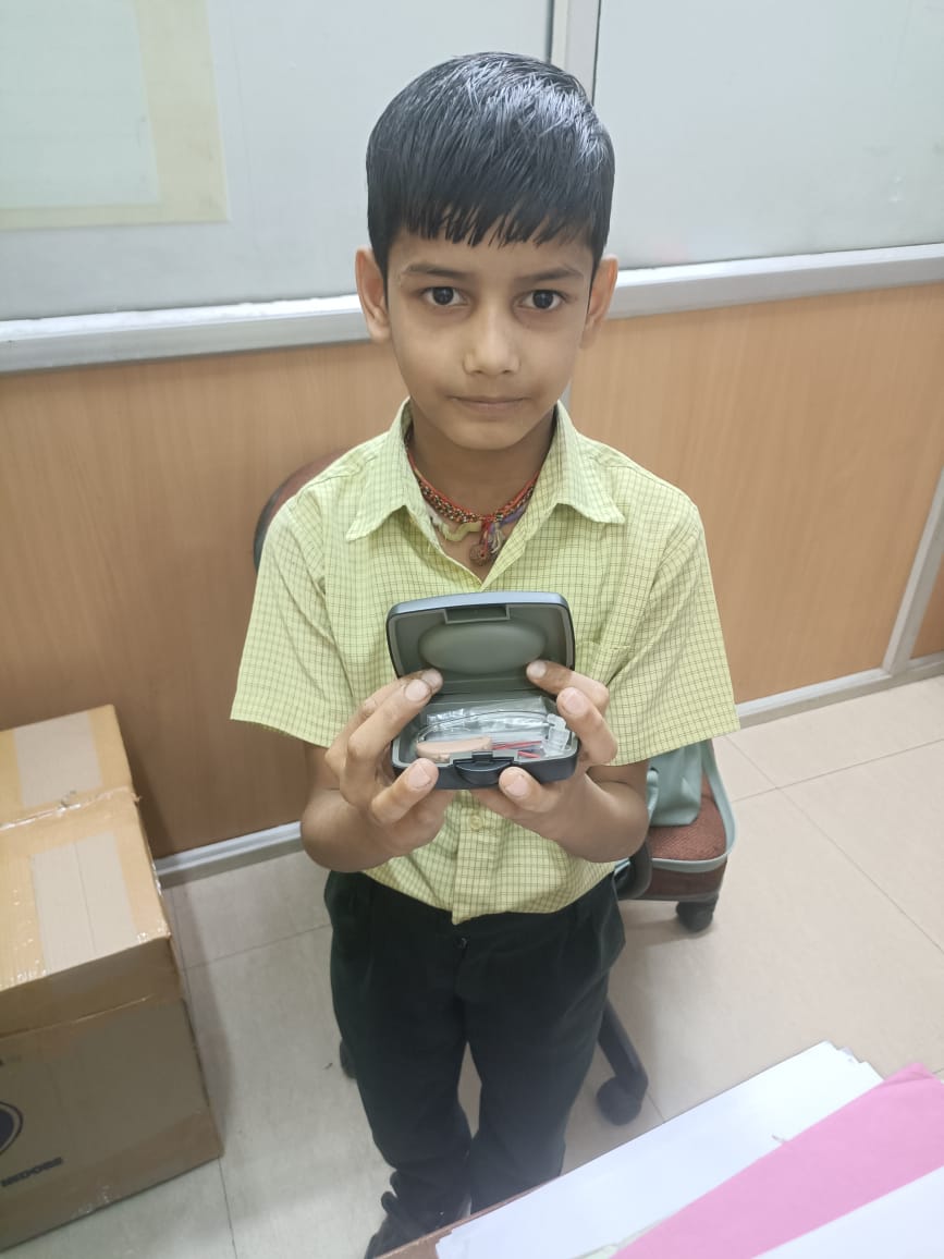 Indore: संवेदनाओं से भरी जनसुनवाई, श्रमिकों के बच्चों को मिली महत्वपूर्ण मदद