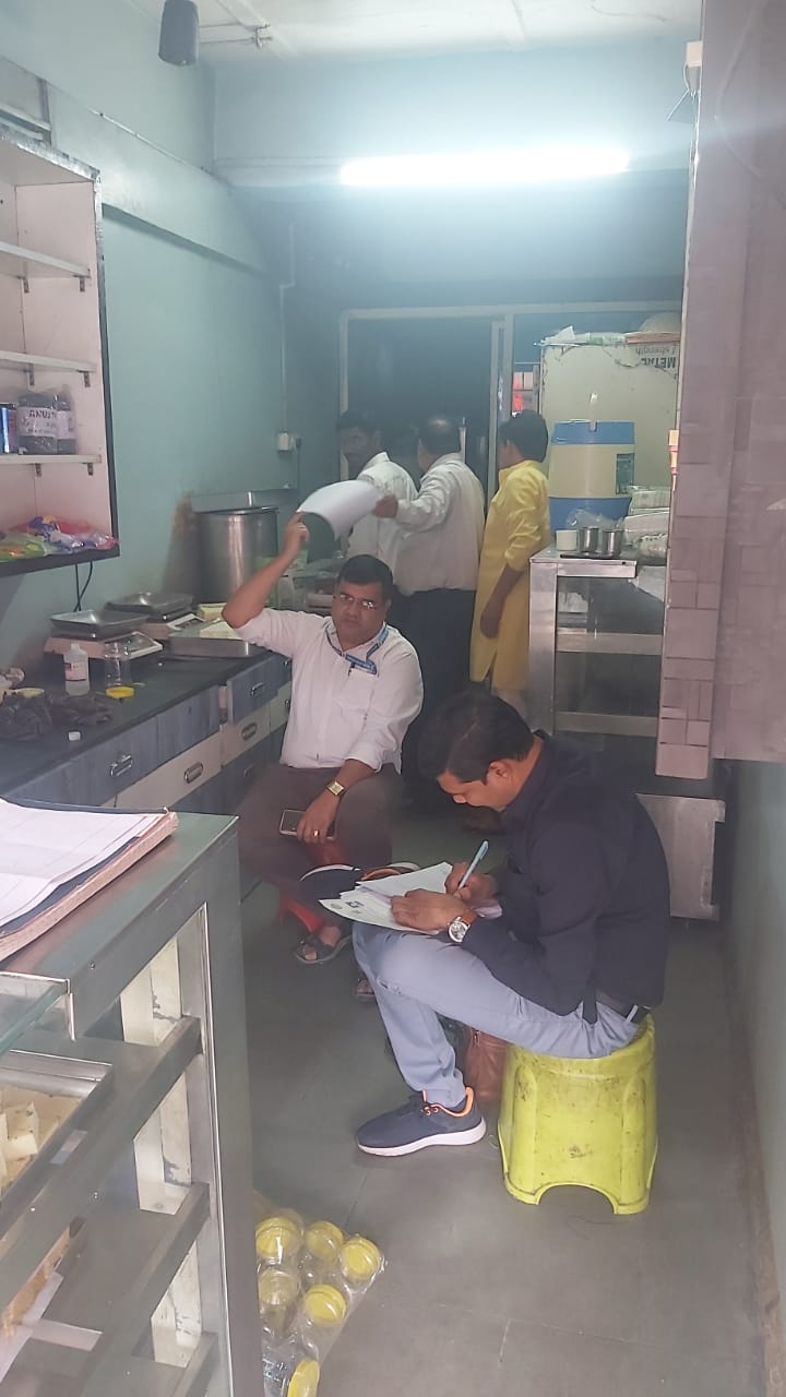 इंदौर कलेक्टर इलैयाराजा के निर्देश पर दूध एवं दूध से बने पदार्थों की सघन जांच जारी