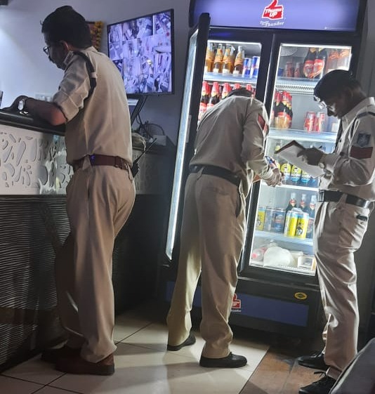 कलेक्टर इलैयाराजा के निर्देश पर आबकारी जिला इंदौर ने होटलों तथा ढाबों पर की कार्यवाही