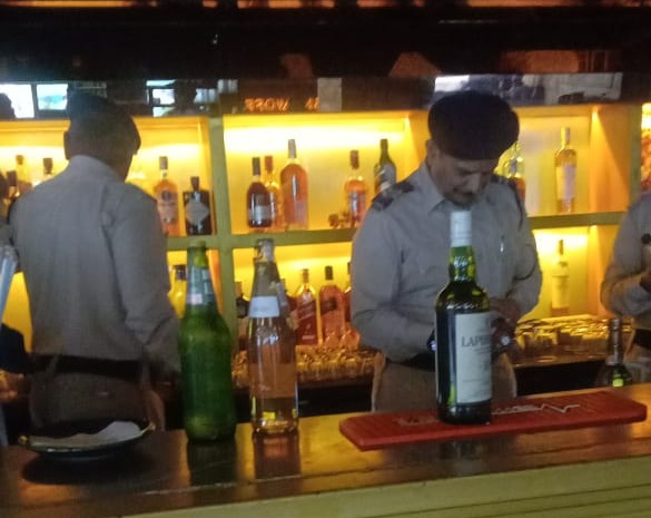 कलेक्टर इलैयाराजा के निर्देश पर आबकारी जिला इंदौर ने होटलों तथा ढाबों पर की कार्यवाही