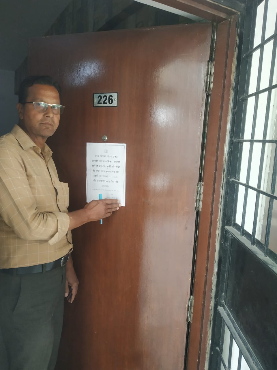 आयुक्त प्रतिभा पाल के निर्देशानुसार बकाया राशि होने पर दुकान संस्थान एवं भवन किए सील