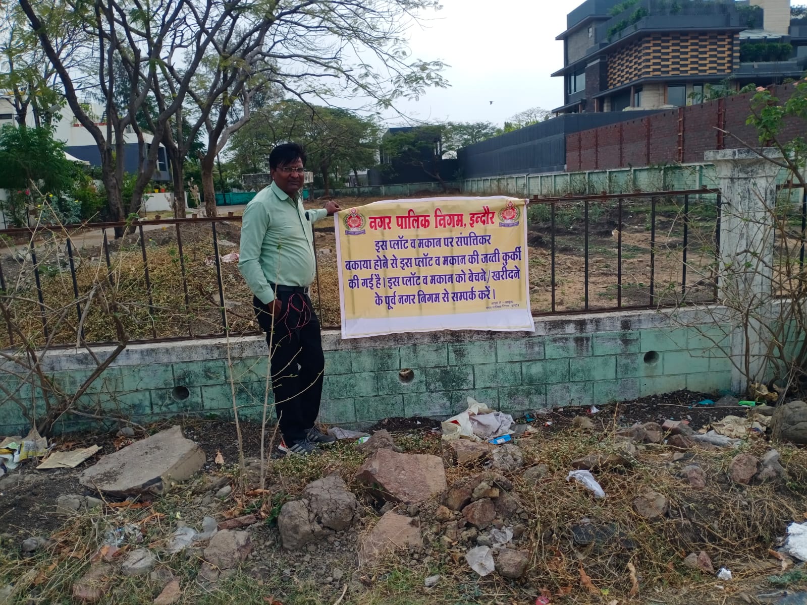 आयुक्त प्रतिभा पाल के निर्देशानुसार बकाया राशि होने पर दुकान संस्थान एवं भवन किए सील