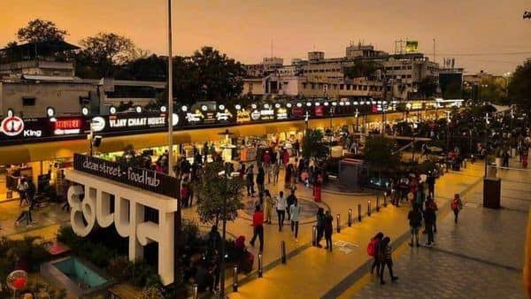 Indore : 56 दुकान पर लगे एफएम 2 π आर पर होगा ओपन माइक का प्रोग्राम, लोगों की फरमाइश के साथ FM पर दी जाती है बधाई