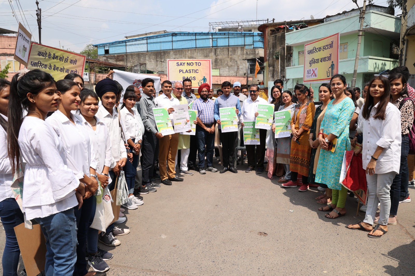 नुक्कड़ नाटक से दिया नो प्लास्टिक बैग्स का संदेश, एमआरएससी कॉलेज के स्टूडेंट्स ने राजवाड़ा और नगर निगम पर बांटे बैग्स