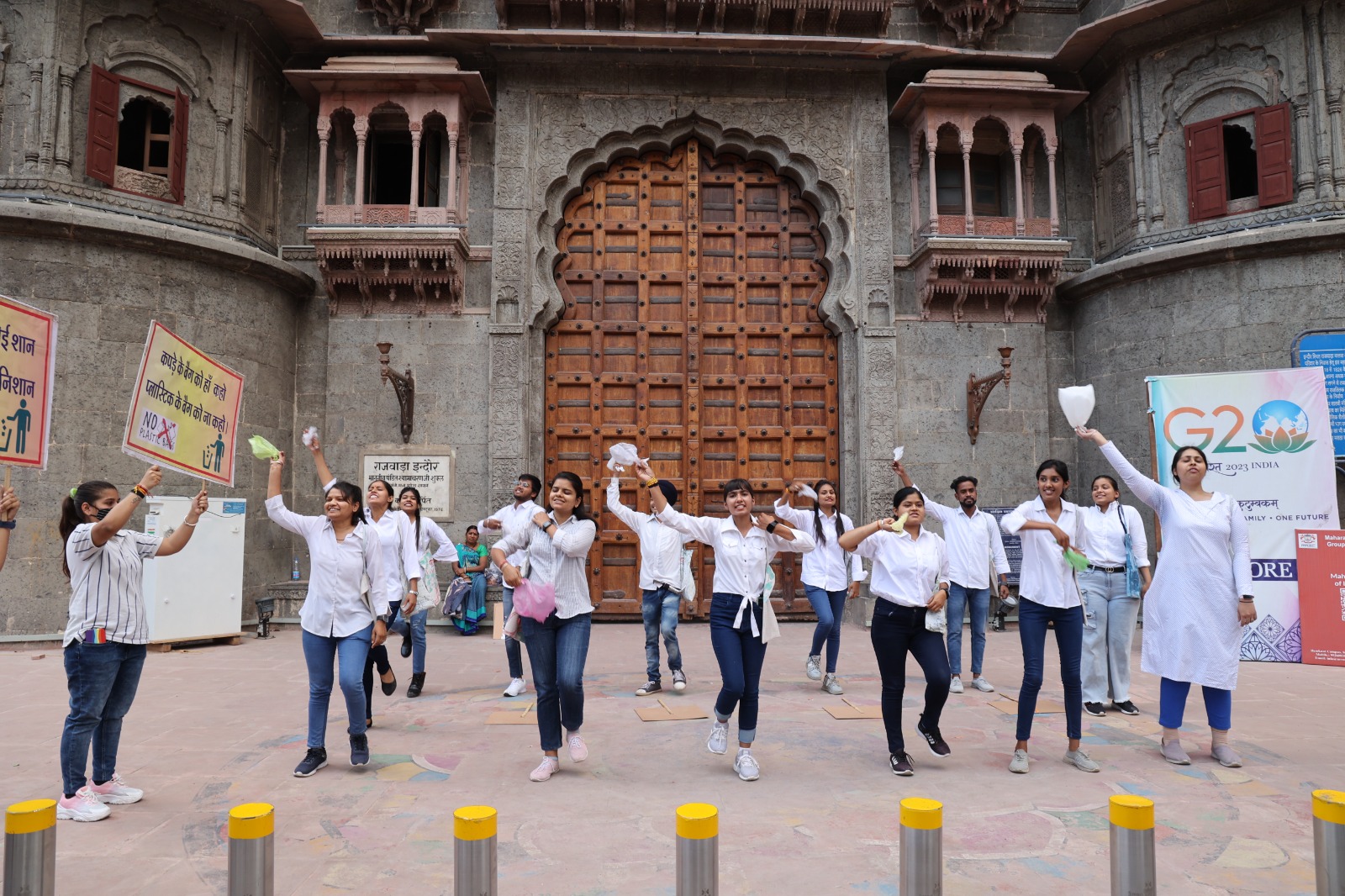 नुक्कड़ नाटक से दिया नो प्लास्टिक बैग्स का संदेश, एमआरएससी कॉलेज के स्टूडेंट्स ने राजवाड़ा और नगर निगम पर बांटे बैग्स