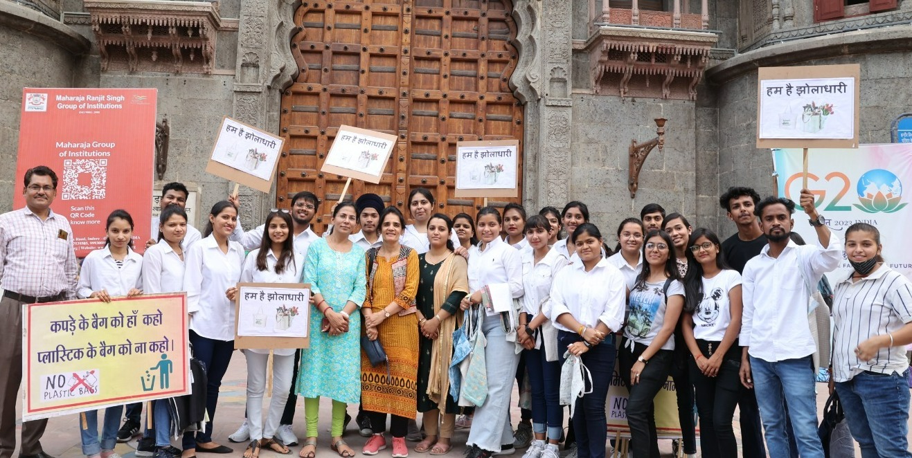नुक्कड़ नाटक से दिया नो प्लास्टिक बैग्स का संदेश, एमआरएससी कॉलेज के स्टूडेंट्स ने राजवाड़ा और नगर निगम पर बांटे बैग्स