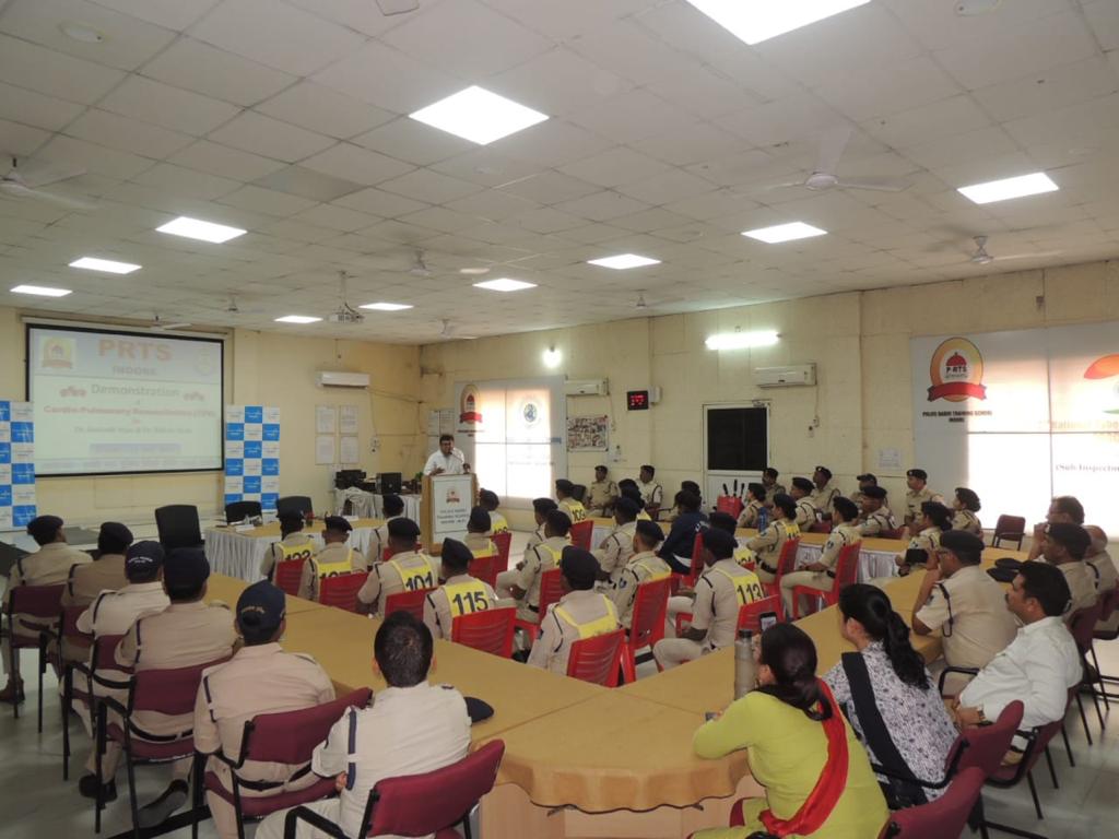 इंदौर: पुलिस रेडियो ट्रेनिंग स्कूल में जुपिटर हॉस्पिटल द्वारा आयोजित हुई CPR और कार्डियक इमरजेंसी संबंधी प्रशिक्षण कार्यशाला