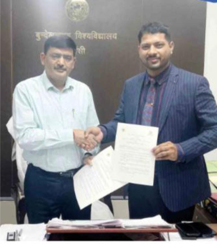 मॉडर्न ग्रुप के समूह निर्देशक और बुंदेलखंड विवि के कुल सचिव ने एमओयू पर किए हस्ताक्षर, उद्यमिता, शोध और विकास को मिलेगा बढ़ावा