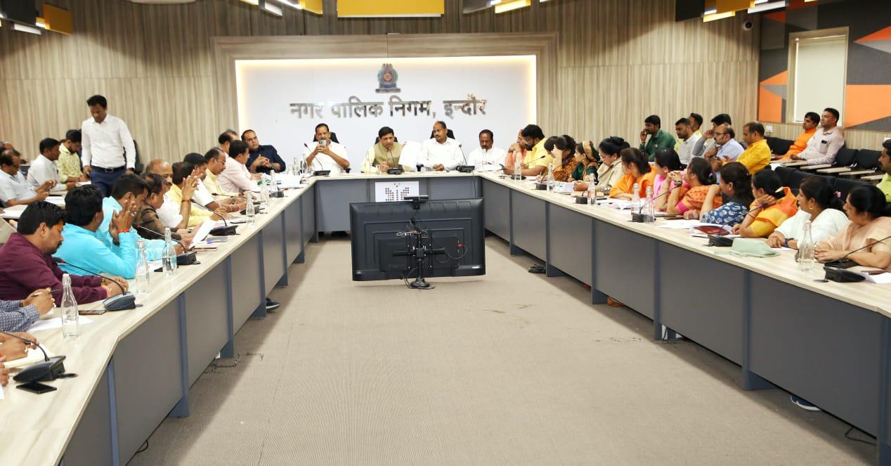 महापौर भार्गव ने आगामी बजट, ग्रीष्म काल में पेयजल व्यवस्था एवं मित्र अभियान को लेकर की बैठक
