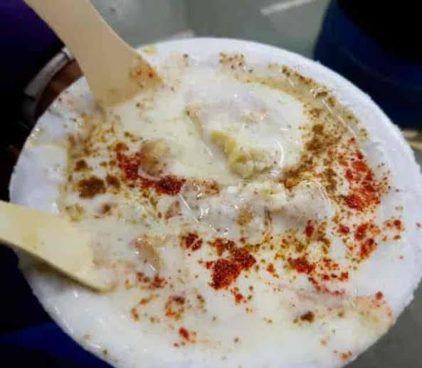 10 फीट तक उछालकर दूसरे हाथ से कैच कर मसाले डाल देते है, सराफा में जोशी जी का फ्लाईंग दहीबड़ा है देश में प्रसिद्ध