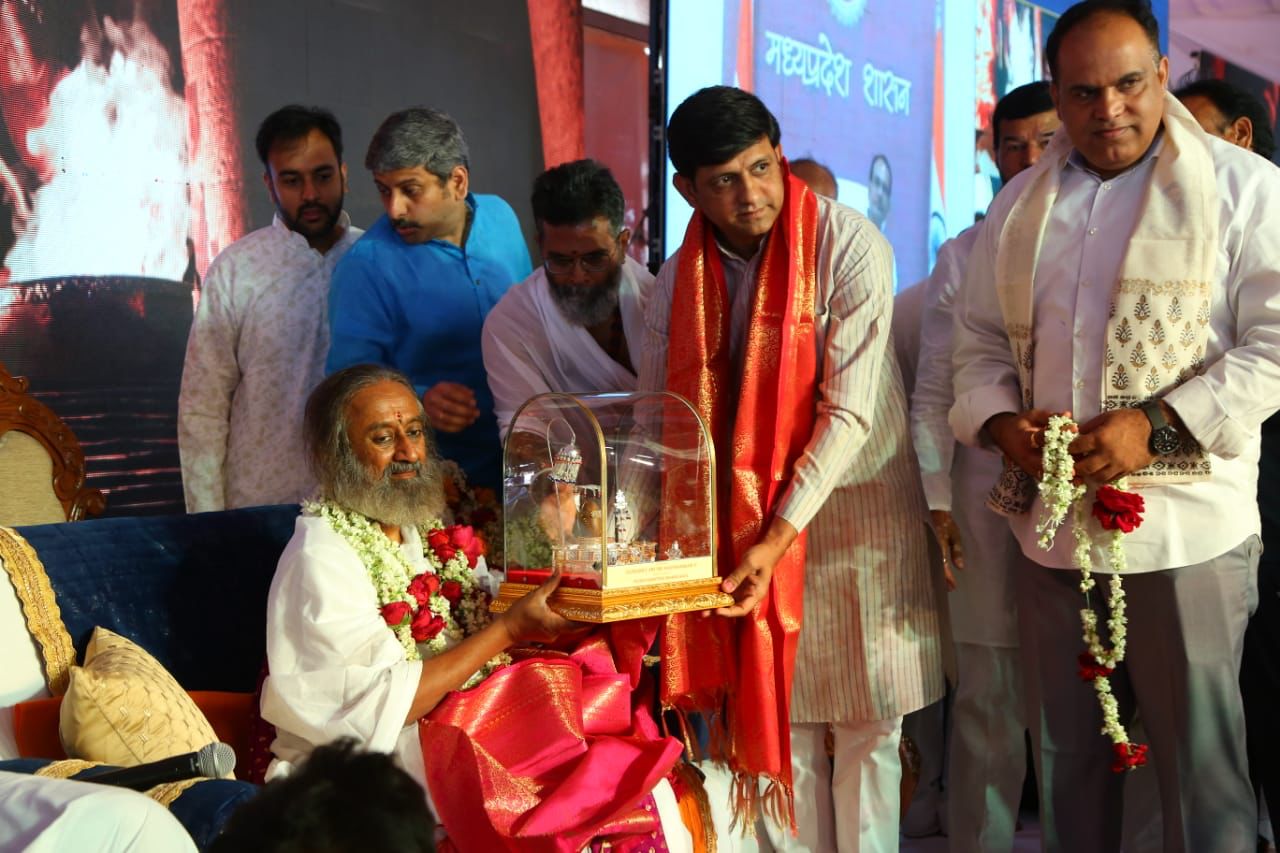 बात करने से चित्त शांत होता है, मन को प्रसन्नता मिलती है, कोई निराश हो तो बात करें - श्री श्री रविशंकर जी