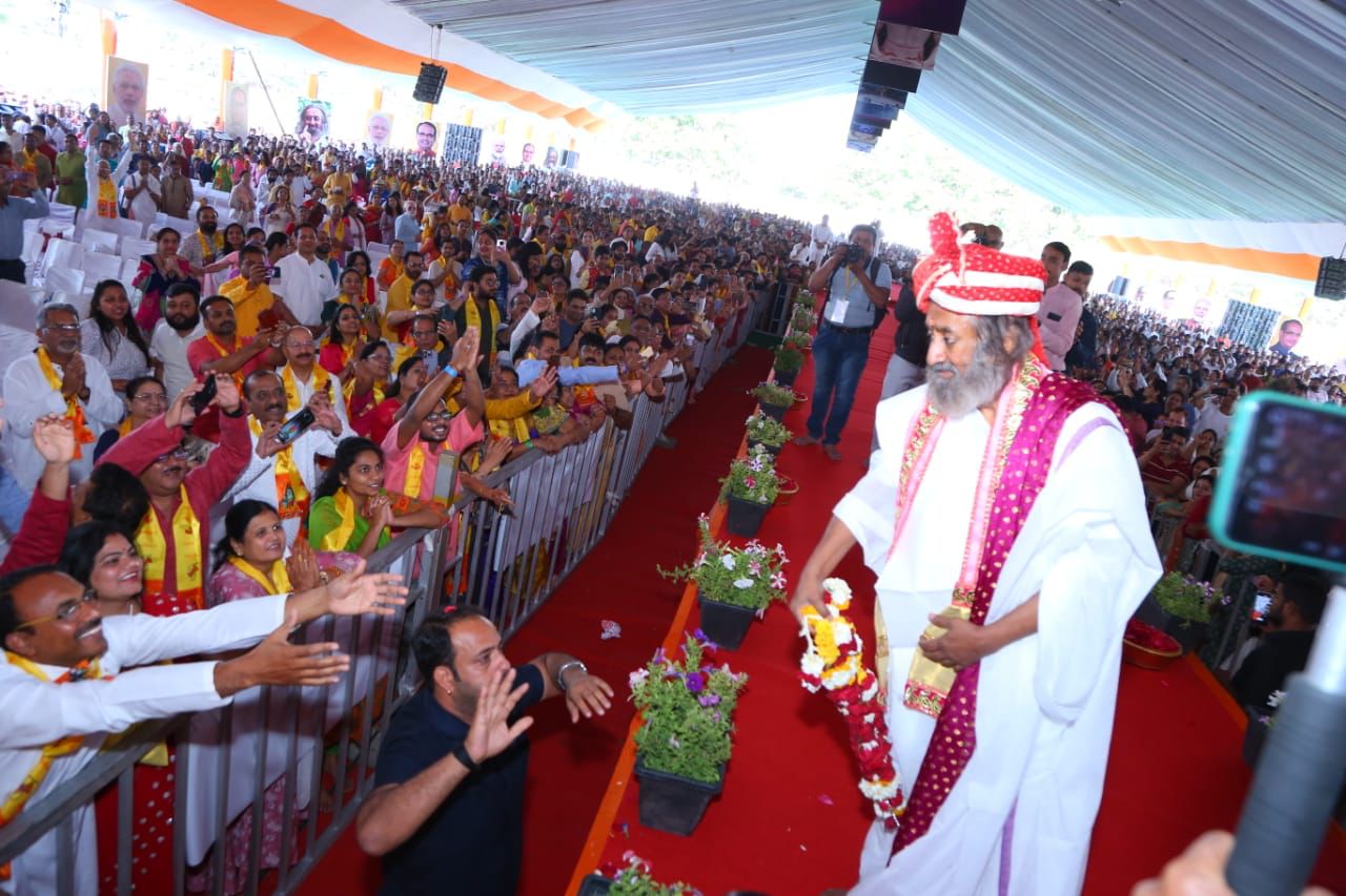 बात करने से चित्त शांत होता है, मन को प्रसन्नता मिलती है, कोई निराश हो तो बात करें - श्री श्री रविशंकर जी