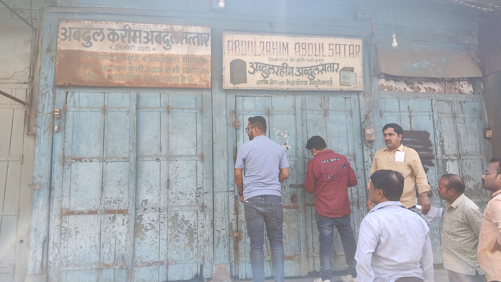 Indore : नगर निगम अनुमति के विपरित कॉलोनी निर्माण करने पर कार्यवाही, बकाया राजस्व मौके पर कराया जमा