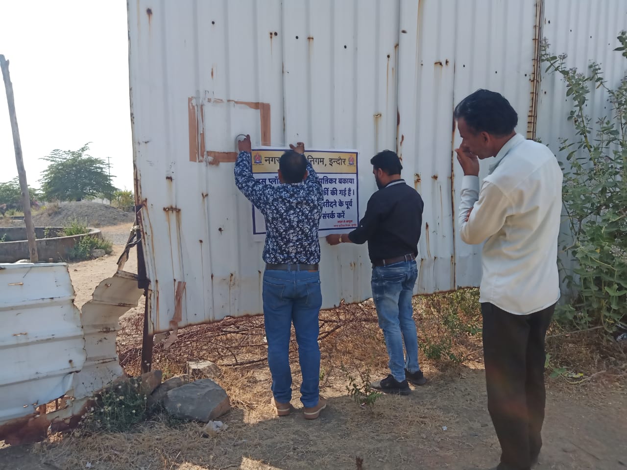 Indore : नगर निगम अनुमति के विपरित कॉलोनी निर्माण करने पर कार्यवाही, बकाया राजस्व मौके पर कराया जमा