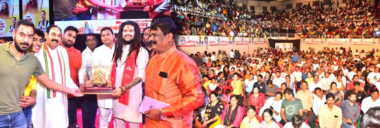 प्रसिद्ध भजन गायक हंसराज रघुवंशी के भजनों पर खुशी के साथ झूमी इन्दौर की जनता