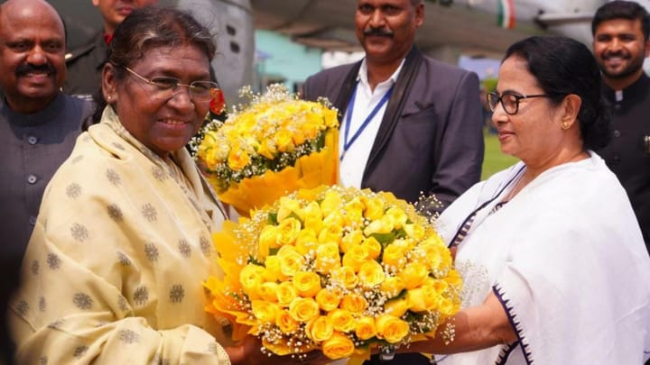 पश्चिम बंगाल के दौरे पर राष्ट्रपति मुर्मू , CM ममता बनर्जी ने इस अनोखे अंदाज में किया स्वागत
