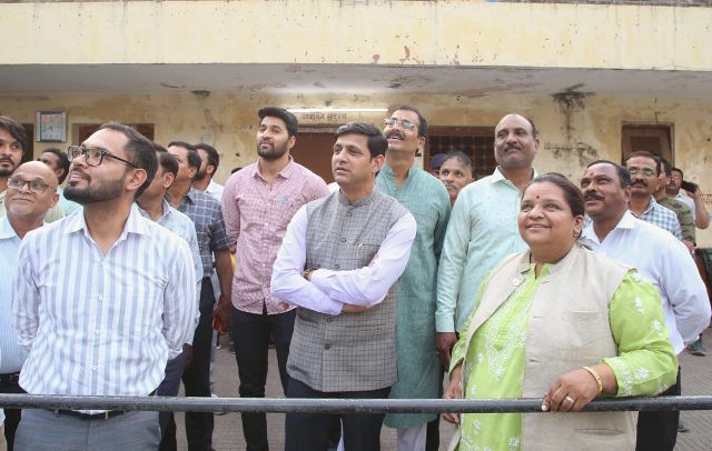 महापौर द्वारा 'तरण पुष्कर' का निरीक्षण, तैराकों से की चर्चा