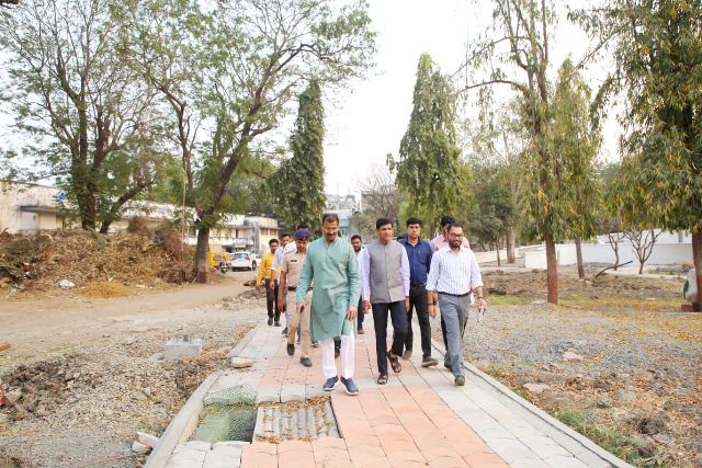 महापौर द्वारा 'तरण पुष्कर' का निरीक्षण, तैराकों से की चर्चा