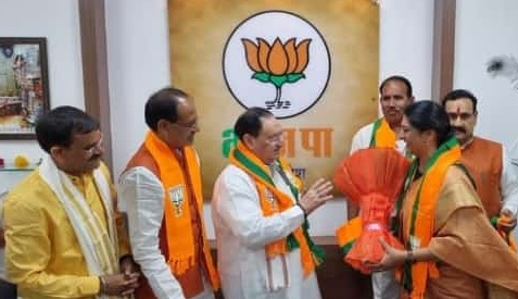 MP कांग्रेस को बड़ा झटका, वरिष्ठ नेत्री मोना सुस्तानी ने छोड़ी पार्टी, BJP में हुई शामिल