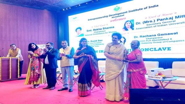 विदेशी महिलाओं की पसंद बनी महेश्वरी साड़ी, महिला बुनकरों ने सोशल मीडिया से बढ़ाया व्यापार