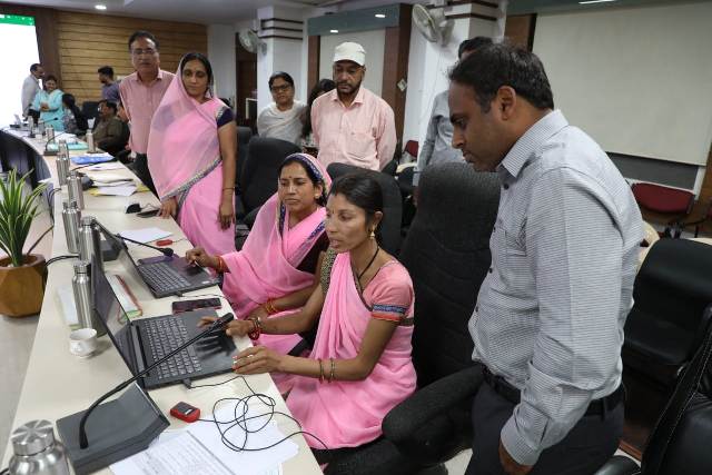 स्व-सहायता समूह की महिलाओं ने कलेक्टर को स्व-सहायता समूह की महिलाओं ने कलेक्टर को समझाया लैपटॉप पर कैसे करती है काम लैपटॉप पर कैसे करती है काम
