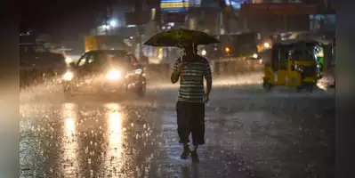 IMD Alert: इन 10 जिलों में आंधी और तूफान के साथ होगी तेज बारिश, मौसम विभाग ने जारी किया अलर्ट
