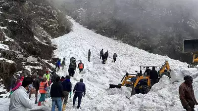 सिक्किम के नाथू ला में बड़ा हिमस्खलन, 6 लोगों की मौत, कई पर्यटकों के फंसे होने की आशंका