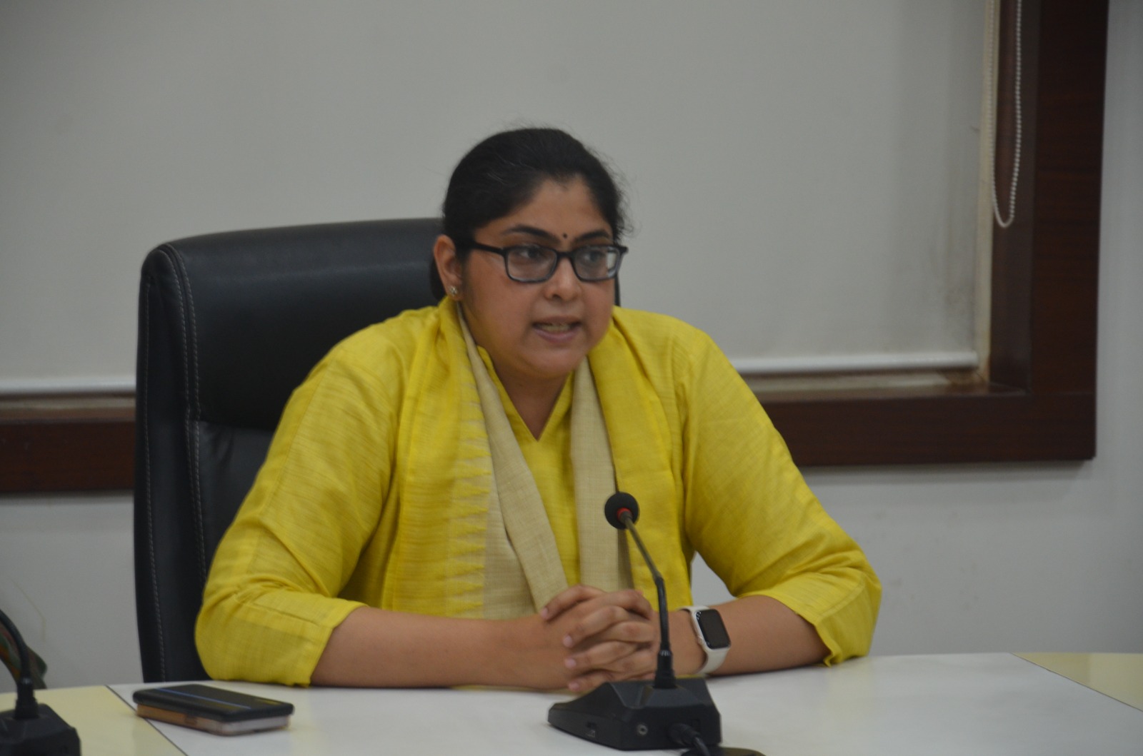 नवागत निगमायुक्त हर्षिका सिंह ने किया पदभार ग्रहण, महापौर से की सौजन्य भेंट