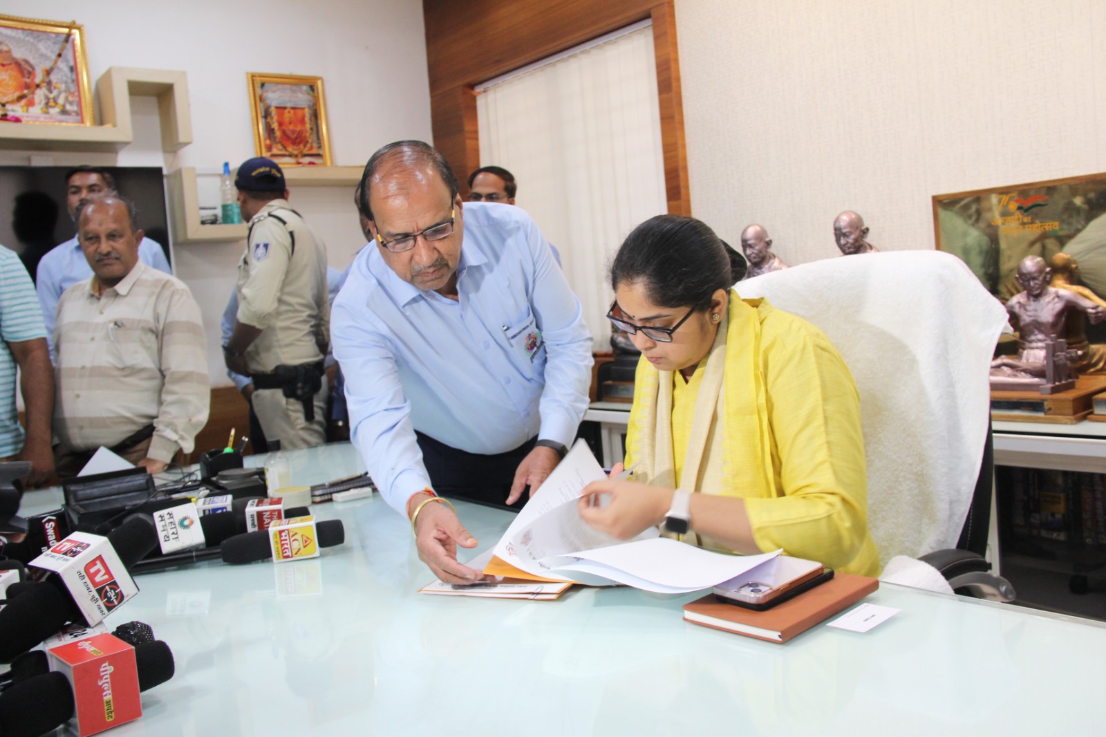 नवागत निगमायुक्त हर्षिका सिंह ने किया पदभार ग्रहण, महापौर से की सौजन्य भेंट