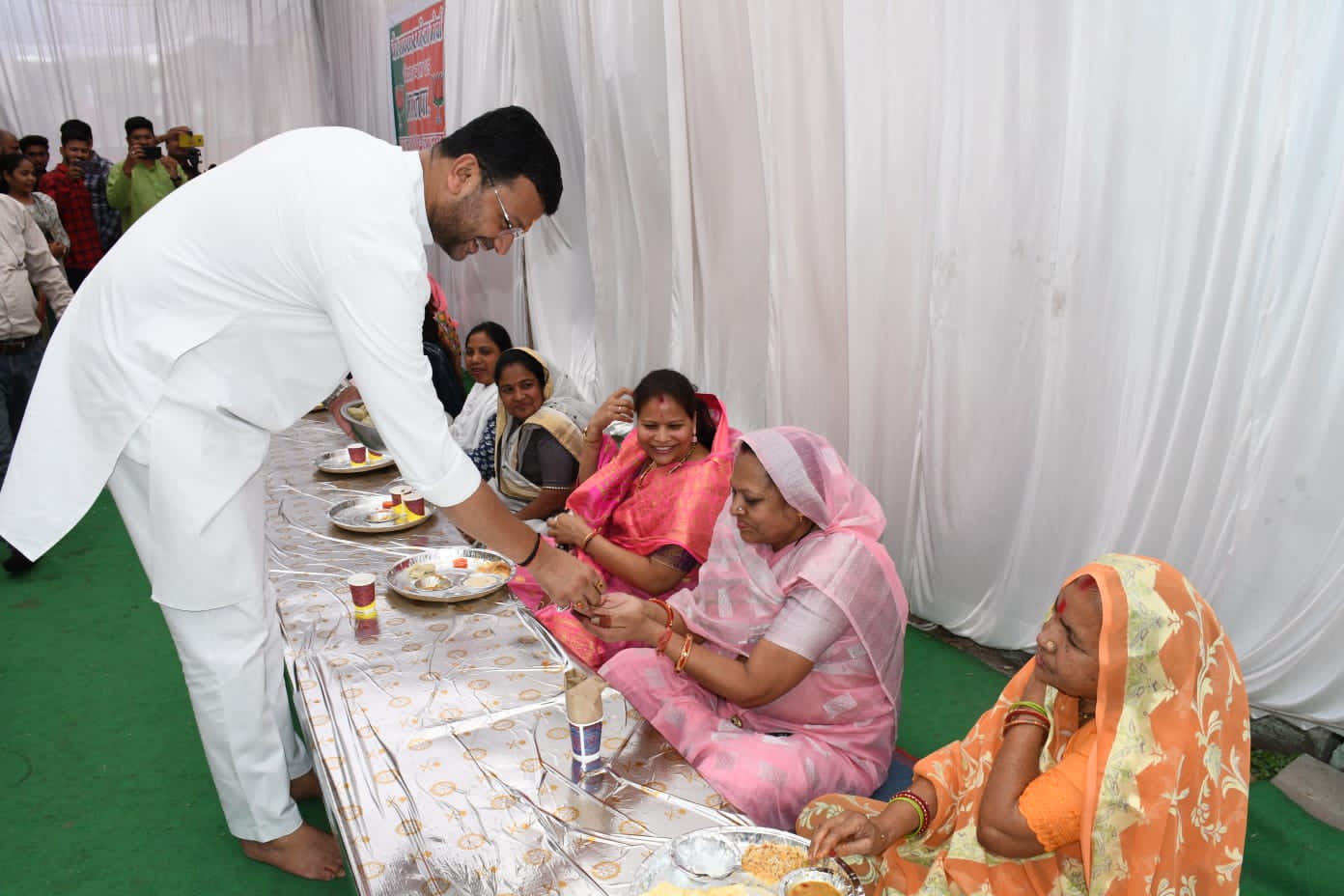 महिला मोर्चा द्वारा किया गया सभी मंडलों मे सामाजिक समरसता अन्नभोज, नगर अध्यक्ष गौरव रणदिवे हुए शामिल