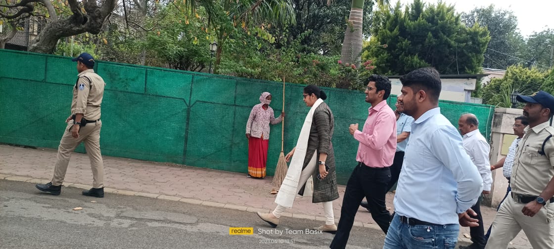 आयुक्त द्वारा डीप क्लीयरिंग अभियान का निरीक्षण, 19 वार्डो में एक साथ कम से कम 2 से 3 दिन तक चलेगी सफाई