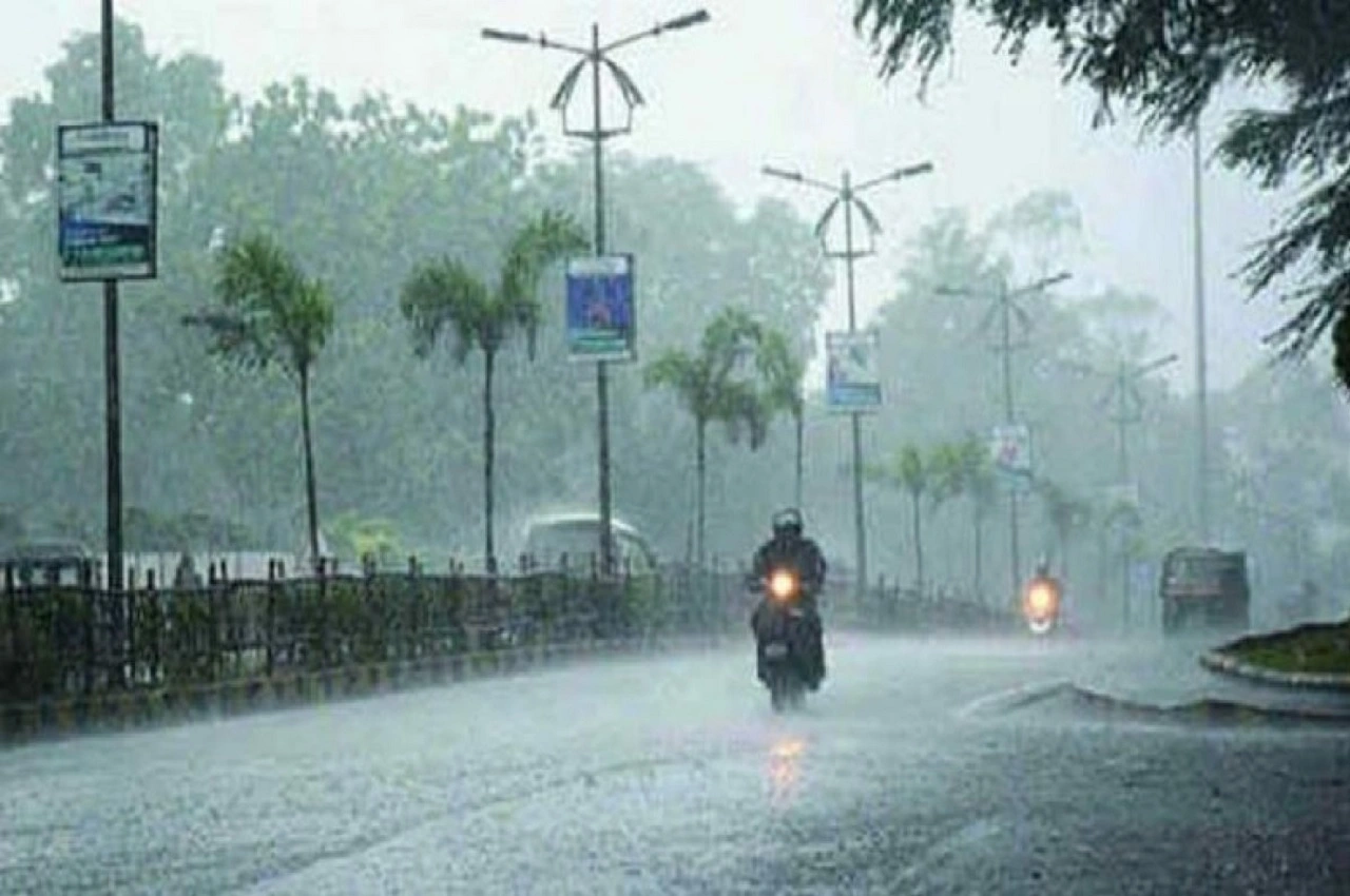 अगले 24 घंटों में प्रदेश के इन 10 जिलों में होगी गरज और चमक के साथ होगी भारी बारिश, मौसम विभाग ने जारी किया अलर्ट