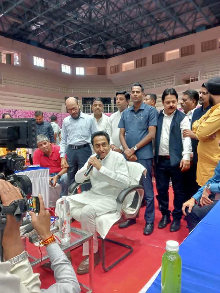 शिवराज घूमते है माइक ढूंढते ताकि मुंह चला सके - कमलनाथ