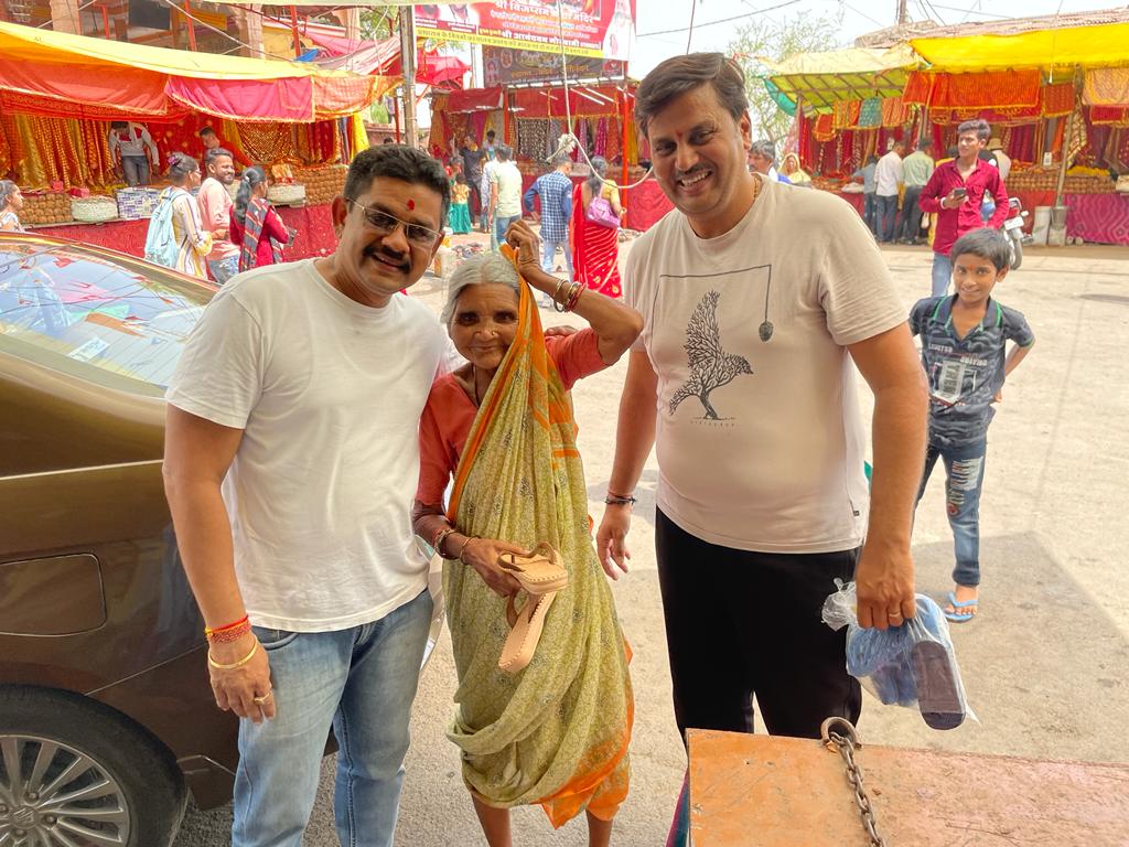 नंगे पैर चलने वालों के लिए 1 जोड़ी चप्पल से शुरू हुआ चरण पादुका प्रकल्प, इस साल रामनवमी से 45 दिनों तक गर्मी में 31हजार चप्पलें करेंगे भेंट