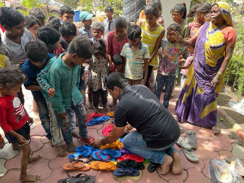 नंगे पैर चलने वालों के लिए 1 जोड़ी चप्पल से शुरू हुआ चरण पादुका प्रकल्प, इस साल रामनवमी से 45 दिनों तक गर्मी में 31हजार चप्पलें करेंगे भेंट