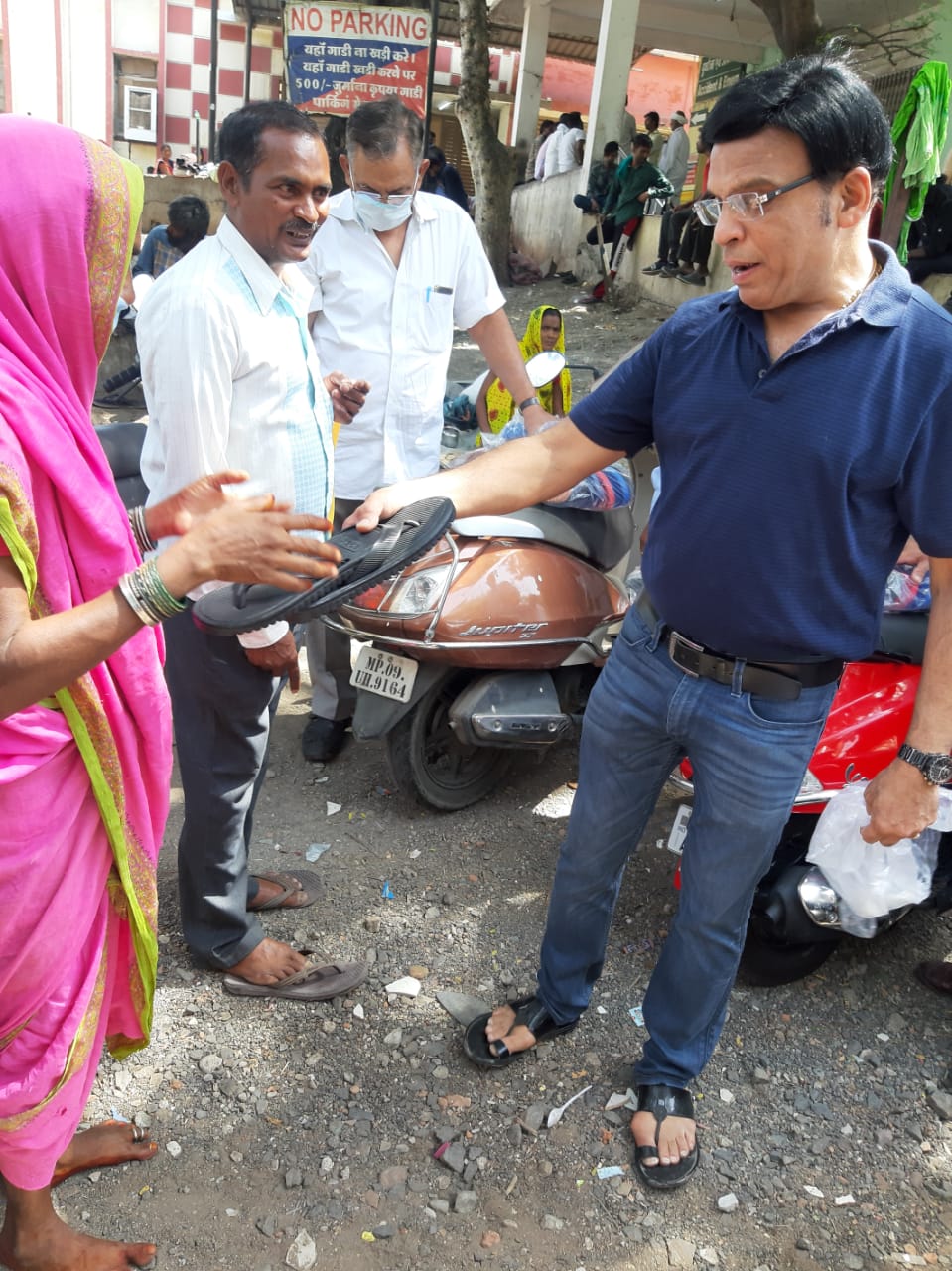 नंगे पैर चलने वालों के लिए 1 जोड़ी चप्पल से शुरू हुआ चरण पादुका प्रकल्प, इस साल रामनवमी से 45 दिनों तक गर्मी में 31हजार चप्पलें करेंगे भेंट