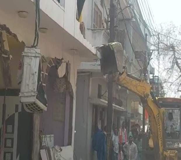 ट्रांसपोर्ट कारोबारी की हत्या के बाद आज प्रशासन का चला बुल्डोजर, आरोपियों के घरों को किया ध्वस्त, जिस दुकान पर योजना बनाई उसे भी तोड़ा