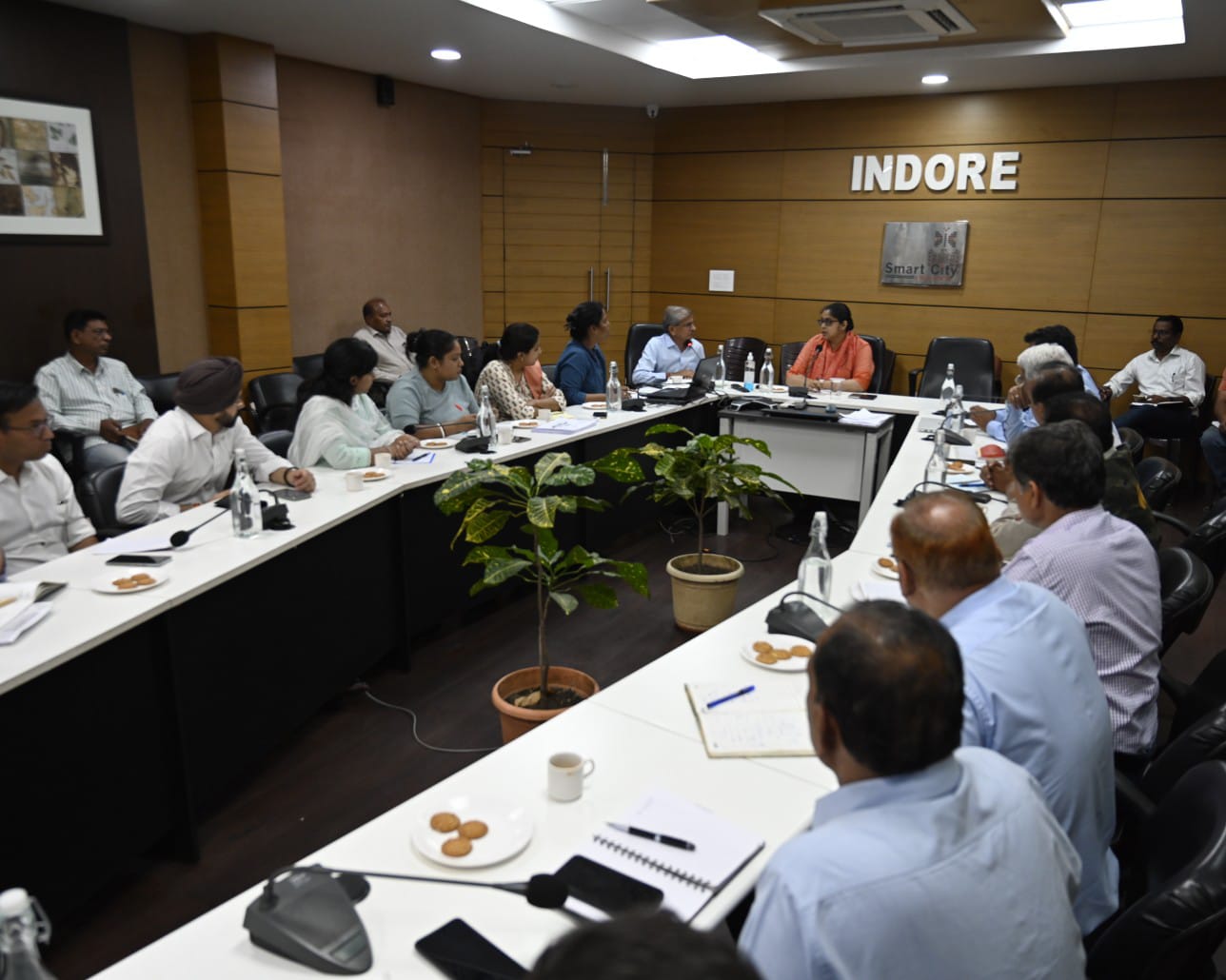 आयुक्त ने स्वच्छ भारत मिशन की समीक्षा बैठक की, व्यवसायिक क्षेत्रोे में सफाई पर विशेष ध्यान देने के दिए निर्देश
