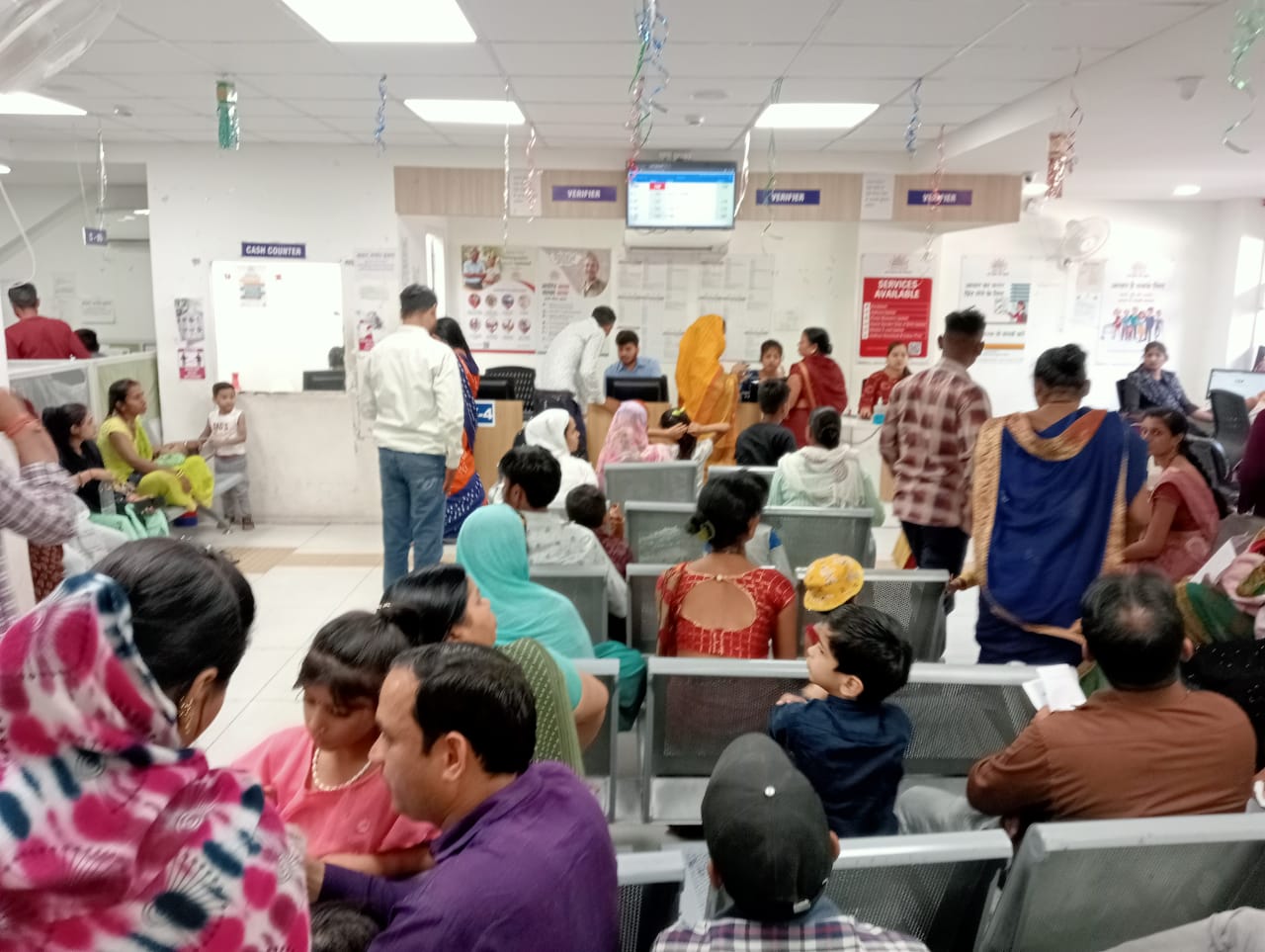 भीषण गर्मी में शहर के आधार सेवा केंद्र पर रोजाना 400 लाड़ली बहना की लग रही कतार, लाड़ली बहना योजना के फॉर्म में आधार से जुड़ी समस्या आ रही सामने
