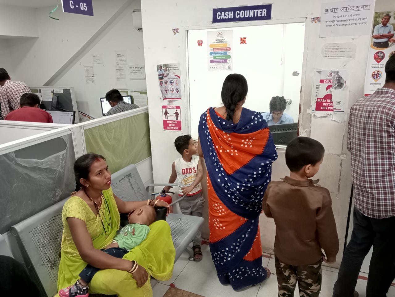 भीषण गर्मी में शहर के आधार सेवा केंद्र पर रोजाना 400 लाड़ली बहना की लग रही कतार, लाड़ली बहना योजना के फॉर्म में आधार से जुड़ी समस्या आ रही सामने