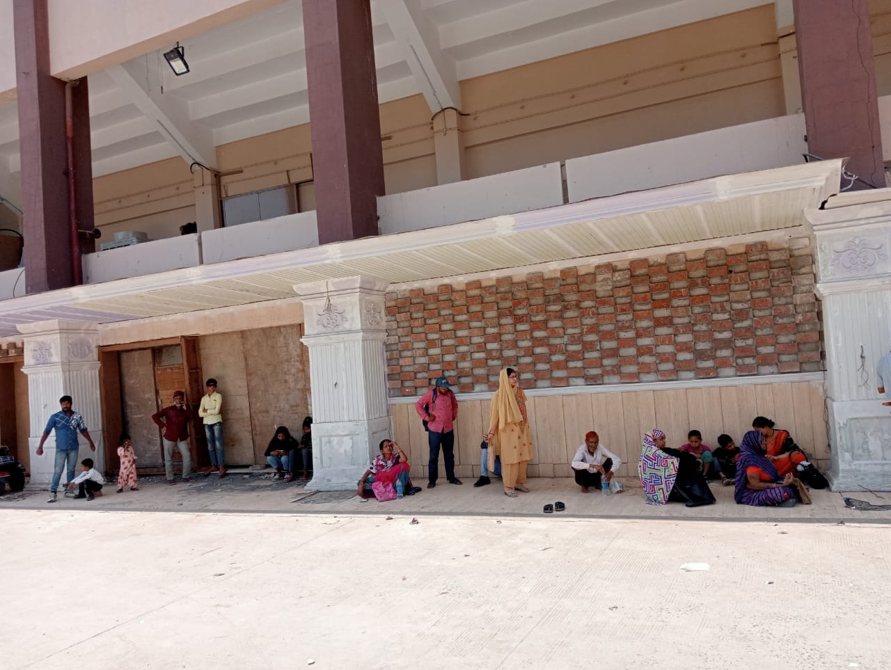 भीषण गर्मी में शहर के आधार सेवा केंद्र पर रोजाना 400 लाड़ली बहना की लग रही कतार, लाड़ली बहना योजना के फॉर्म में आधार से जुड़ी समस्या आ रही सामने